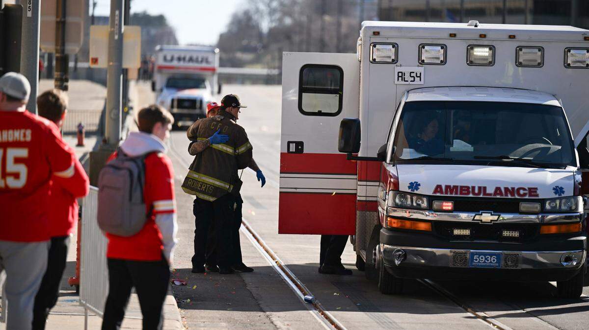 Una ambulancia permanece en Union Station después de un tiroteo en el desfile por la victoria de los Chiefs en el Super Bowl LVIII, el 14 de febrero de 2024 en Kansas City.