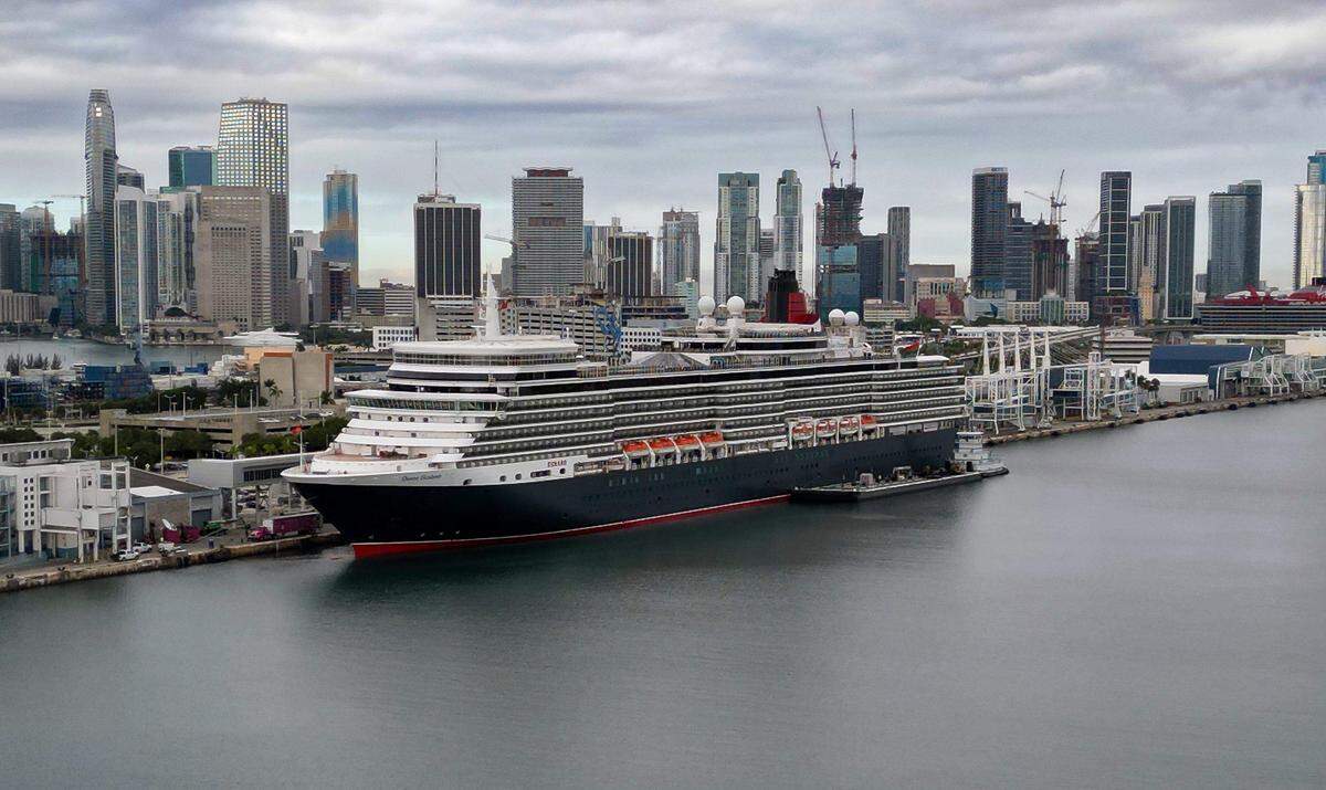 Vista aérea del crucero Queen Elizabeth de Cunard, atracado en PortMiami el jueves 16 de octubre de 2025 en Miami. El barco tendrá su base en Miami durante seis meses, ofreciendo viajes al Caribe.