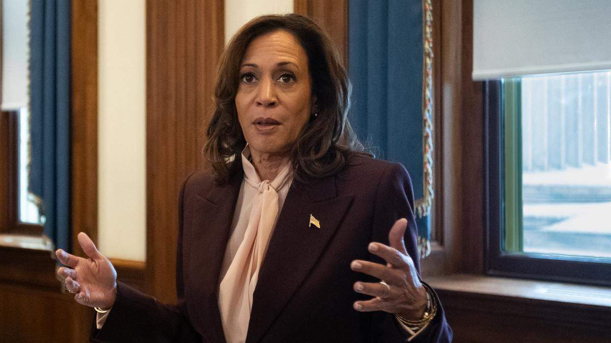 La vicepresidenta Kamala Harris habla con los medios sobre la vigilancia necesaria para defender la democracia tras una sesión conjunta del Congreso para certificar los resultados de las elecciones presidenciales de 2024 en Washington, D.C., el 6 de enero de 2025.