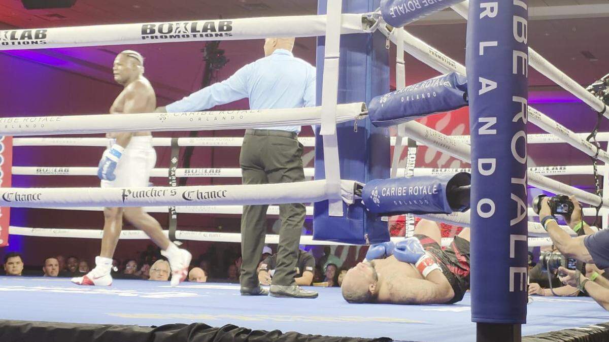 El veterano cubano Luis Ortiz (izq.) terminó con 18 meses de inactividad y sumó la victoria número 30 antes del límite en su carrera ante Phillip Penson, el viernes en Orlando, Florida.