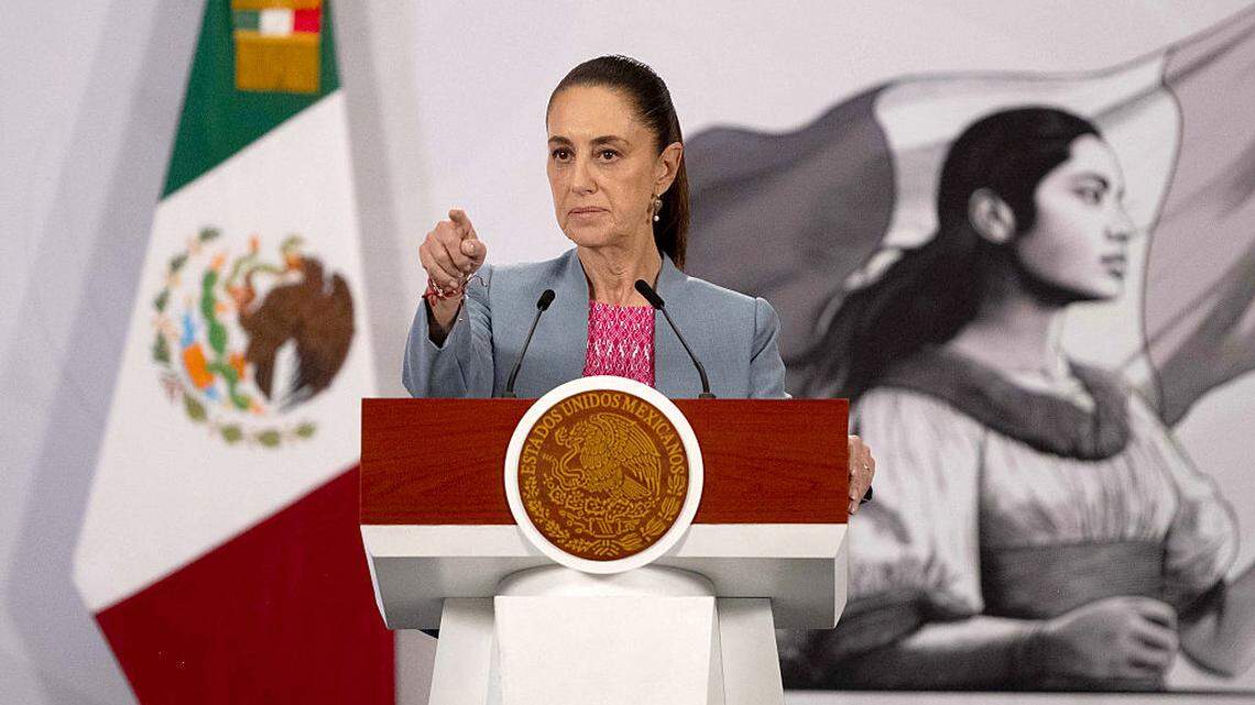La presidenta de México, Claudia Sheinbaum, hace un gesto durante su conferencia de prensa matutina en el Palacio Nacional, en la Ciudad de México, el martes 21 de abril de 2026.