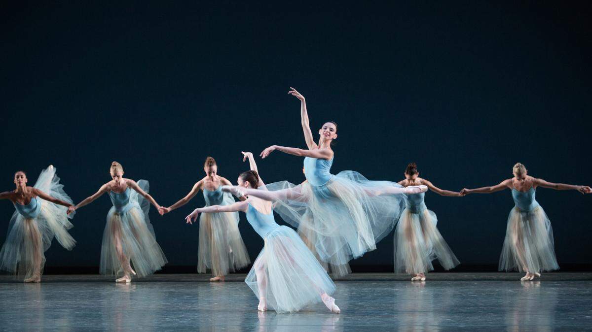 Natalia Arja y el cuerpo de baile femenino de Miami City Ballet en “Serenade” (Balanchine/Tchaikovsky). 