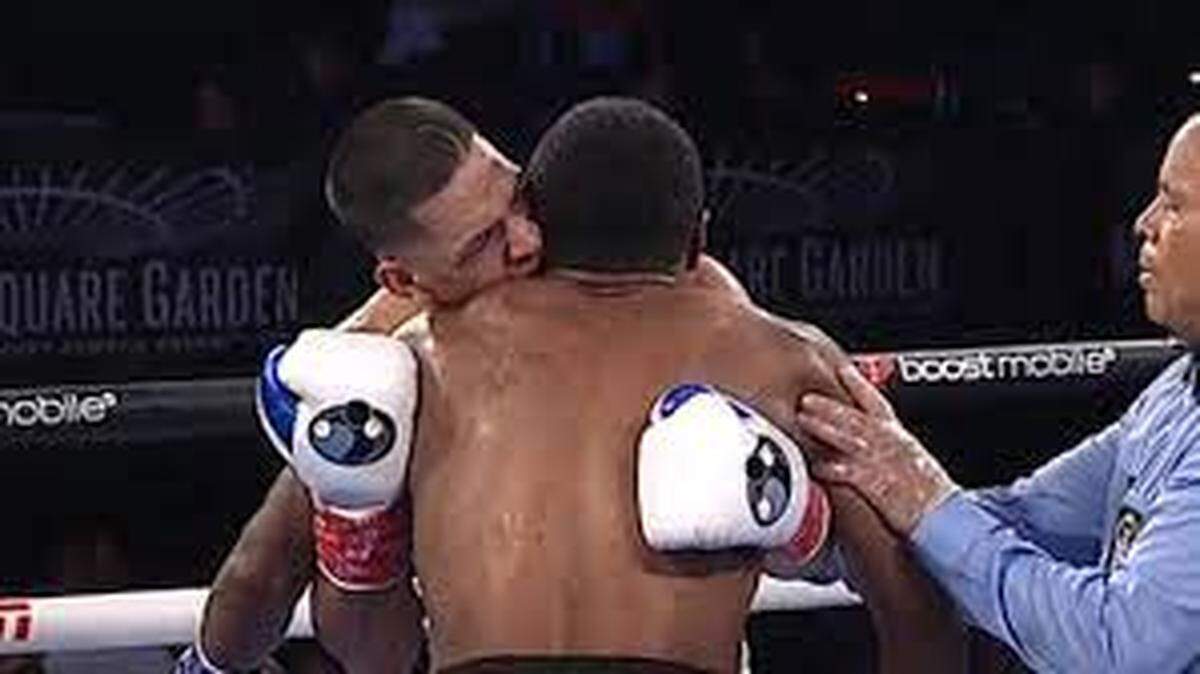 Edgar Berlanga (izq.) intenta morder a Alexis Angulo en la pelea del sábado en Nueva York.