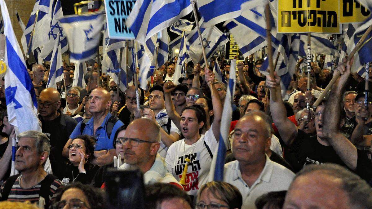Foto de archivo. Miles de manifestantes protestan contra el primer ministro israelí Benjamin Netanyahu y exigen el regreso de los rehenes secuestrados por el grupo militante Hamás, en Jerusalén, el 31 de marzo de 2024.