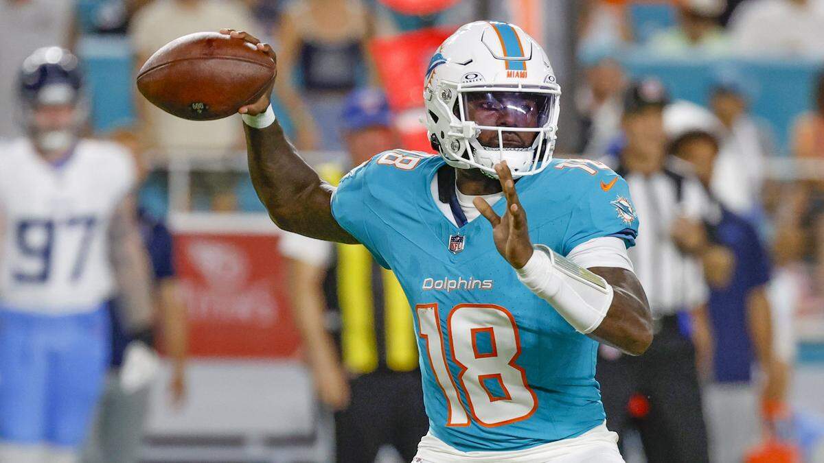 El quarterback de los Dolphins Tyler Huntley pasa el ovoide en la primera mitad del partido contra los Titans de Tennessee, celebrado el 30 de septiembre de 2024 en el Hard Rock Stadium en Miami Gardens, Florida.