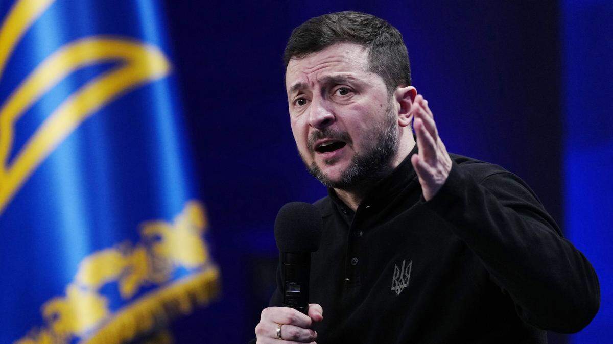El presidente ucraniano, Volodímir Zelenski, habla en una conferencia de prensa en Kiev el 23 de febrero de 2025.
