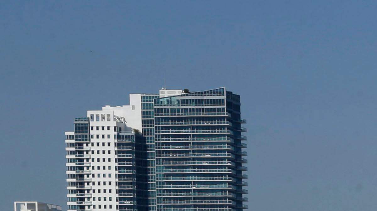 Residentes y turistas disfrutan de un día de playa en Miami Beach, el sábado 14 de febrero.