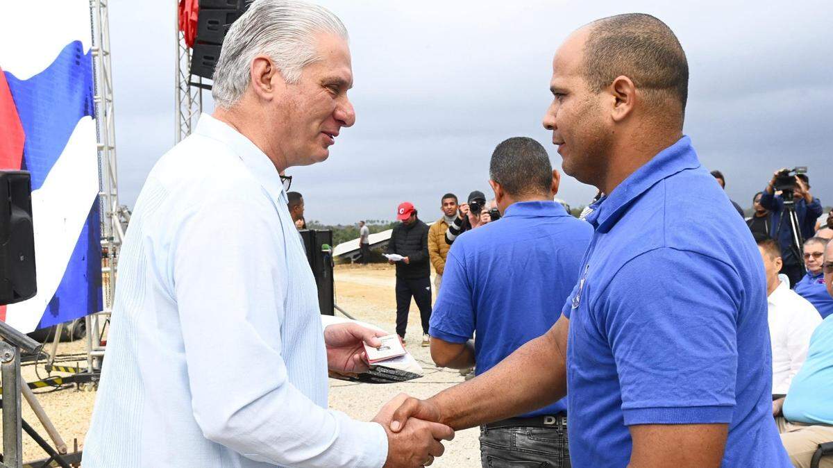 El gobernante cubano Miguel Díaz-Canel participó en la inauguración del primer parque solar fotovoltaico en La Habana, como parte de la estrategia contra los apagones en el país.
