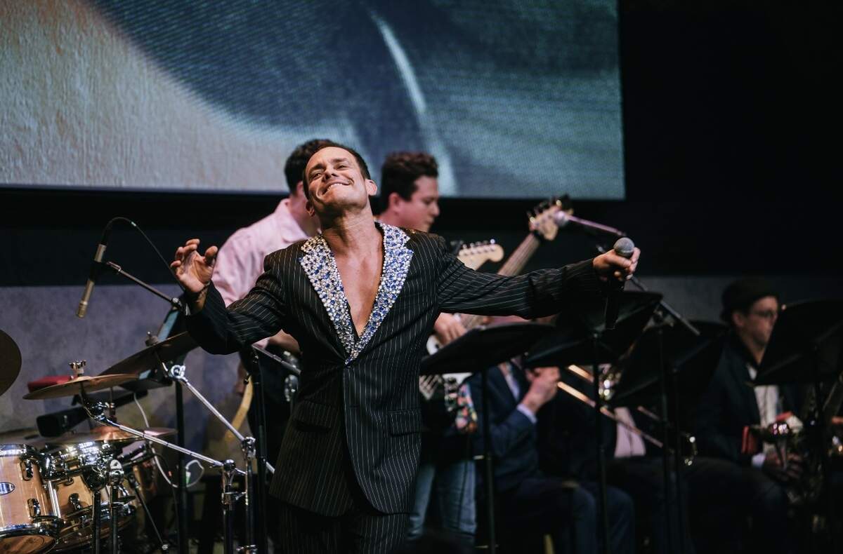 Migguel Anggelo es reconocido por su capacidad como cantante, actor, creador escénico y productor, y su carrera lo ha llevado a trabajar en escenarios de Nueva York, Miami, Europa y Latinoamérica.