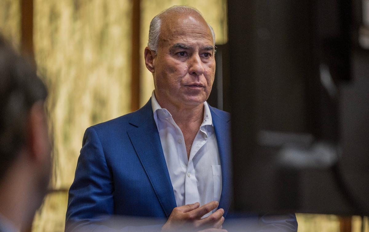 Alexis Rodríguez testifica mientras el fiscal Timothy M. VanderGiesen presenta algunas pruebas durante el juicio de Frank Artiles, el ex senador republicano de Florida acusado de pagarle a un candidato fantasma más de $40,000 para influir en una elección de escaño en el Senado de Florida con un candidato demócrata muy favorecido, frente al juez Miguel M. de la O, en la Sala 4-1 del edificio de justicia Richard E. Gerstein en Miami, Florida, el viernes 20 de septiembre de 2024.