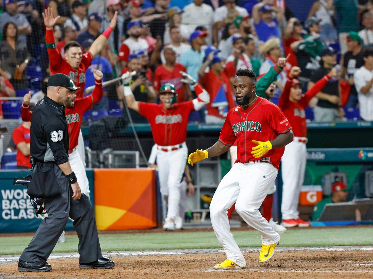 Randy Arozarena anota una carrera para México en el partido ante Puerto Rico en los cuartos de final del Clásico Mundial de Béisbol, celebrado el 17 de marzo de 2023 en Miami.