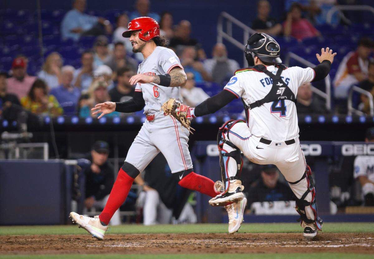 El segunda base de los Rojos de Cincinnati Jonathan India anota una carrera en el cuarto inning del partido ante los Marlins de Miami, celebrado el 5 de julio de 2026 en Miami.