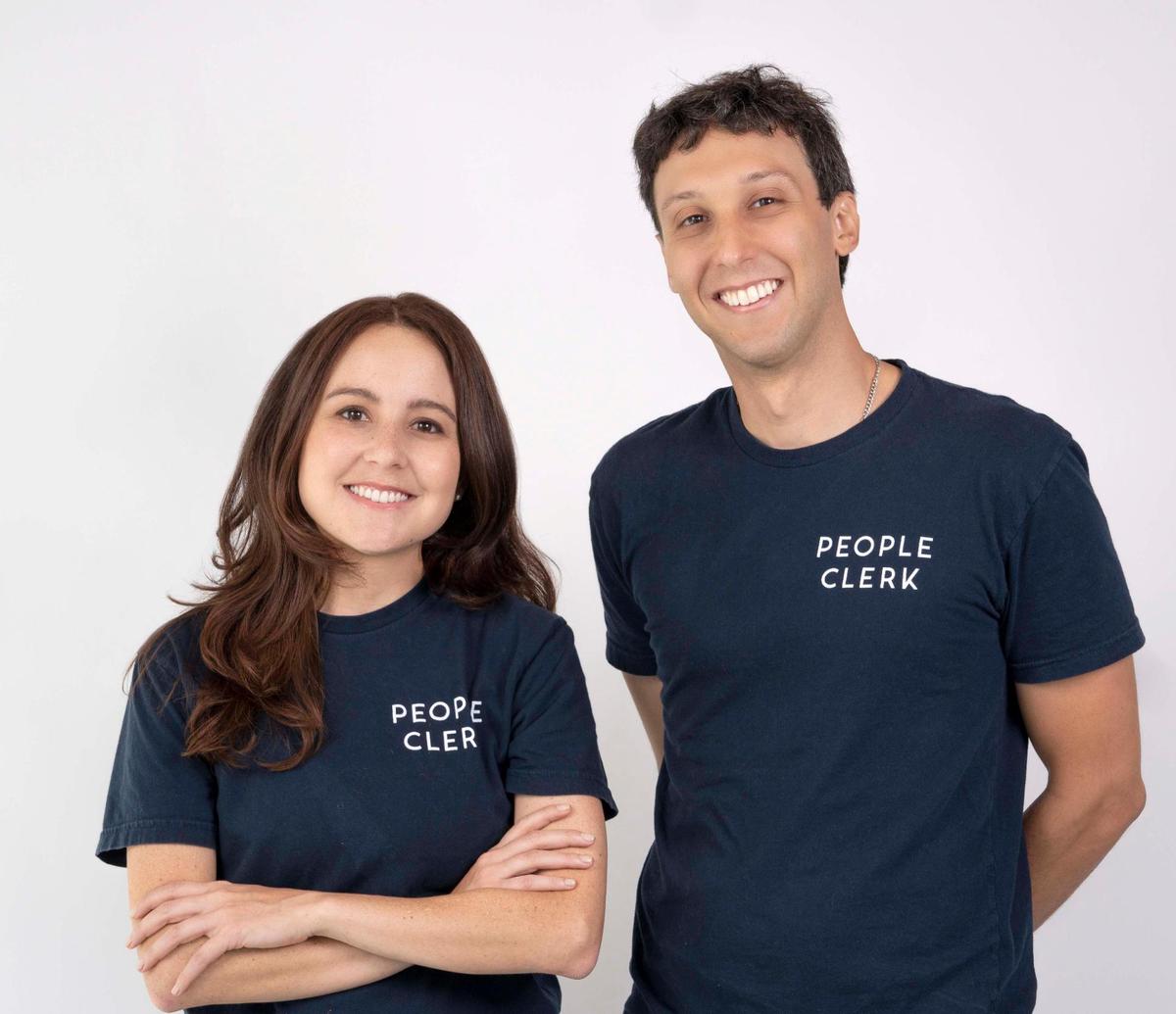 Camila López y Gustavo Lozano, fundadores de People Clerk, una aplicación que guía a las personas en el proceso de presentar una demanda menor.