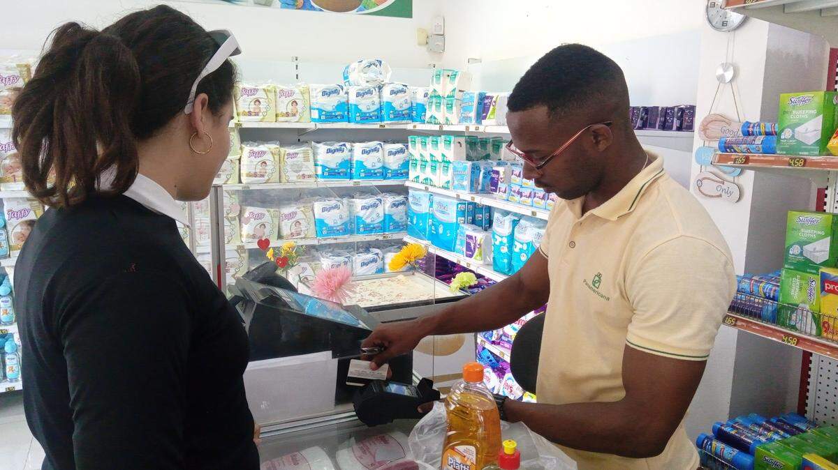 Algunas tiendas en Cuba volvieron a aceptar dólares en efectivo, como una medida gubernamental ante la crisis económica en la isla.