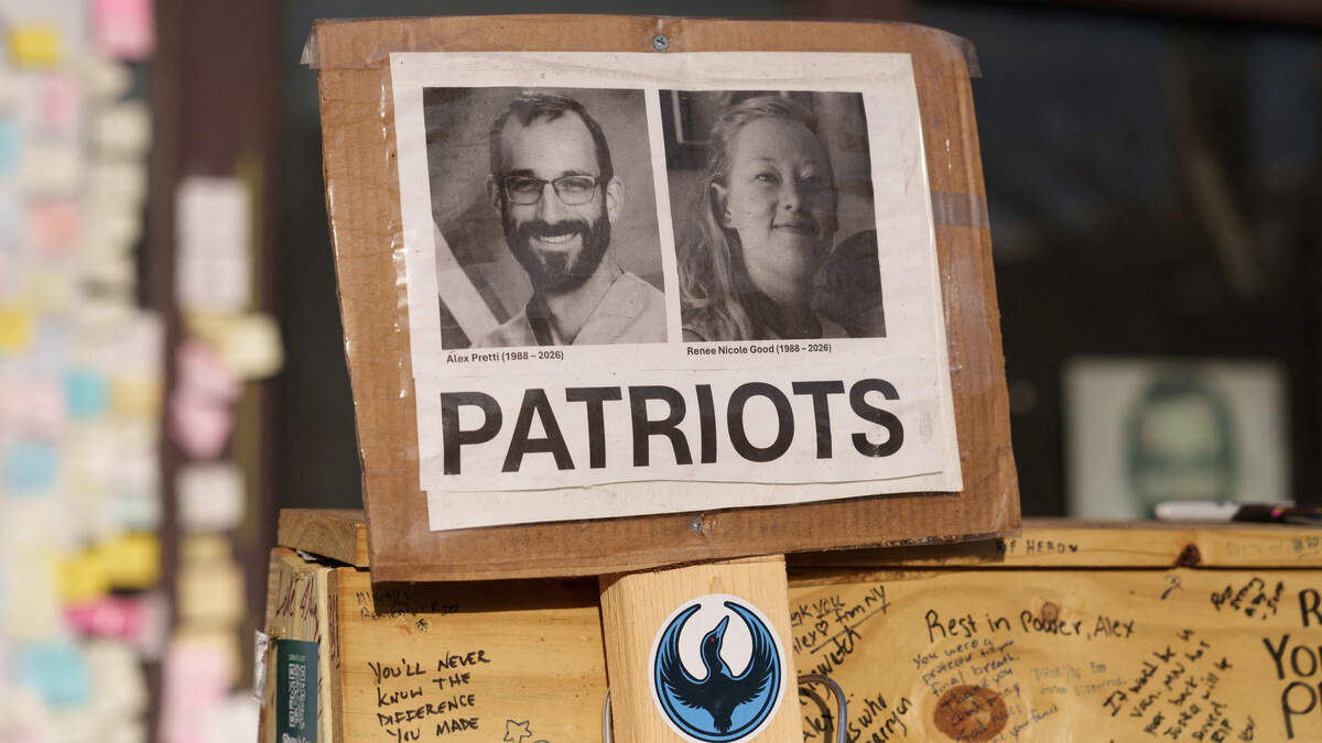 FOTO DE ARCHIVO: Un cartel en homenaje a Alex Pretti y Renee Good como patriotas en un monumento conmemorativo de Minneapolis, Minnesota, el 12 de marzo de 2026.