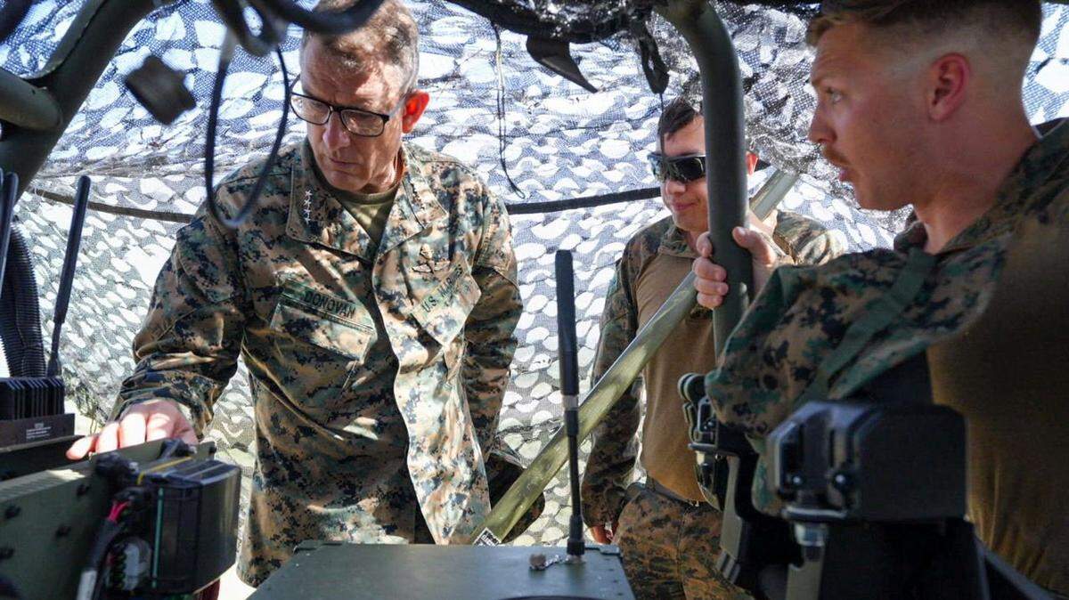 El general estadounidense Francis Donovan, jefe del Comando Sur de Estados Unidos, visita un lugar identificado como Guantánamo, Cuba, en esta imagen divulgada el 29 de mayo de 2026. Comando Sur de Estados Unidos/Fotografía cedida vía REUTERS.