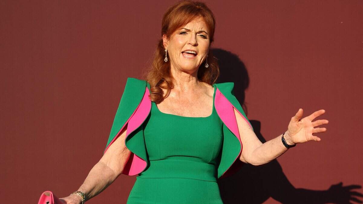 La duquesa de York, Sarah Ferguson, posa durante una sesión fotográfica en la cuarta edición de la gala benéfica “Knights of Charity”, celebrada en el Château de la Croix-des-Gardes, en Cannes, el 17 de julio de 2025.