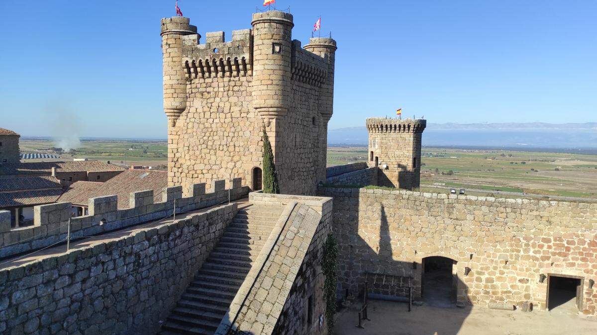 Vista exterior del Castillo de Oropesa (Toledo), con sus dos torreones cuadrados, gótico-mudéjar e interior del Patio de Armas.