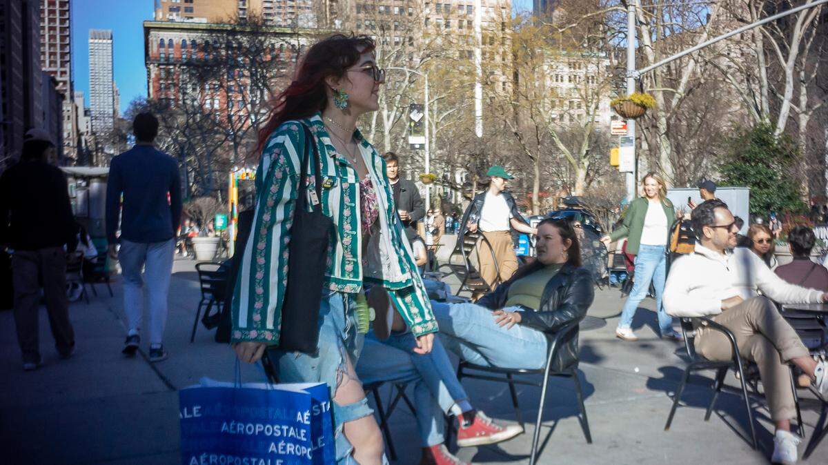 Una joven sale de compras en Nueva York, el 3 de marzo de 2024. La economía de Estados Unidos sigue mostrando señales de fuerza, impulsada en parte por el aumento del gasto de los consumidores.