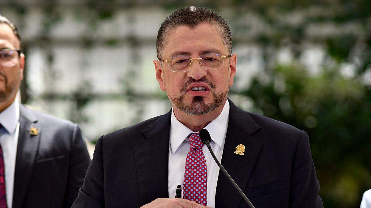El presidente de Costa Rica, Rodrigo Chaves, habla ante los medios de comunicación el 4 de febrero de 2026, en San José.