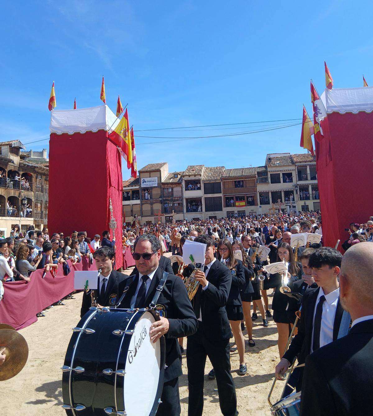 Los vecinos de Peñafiel acuden a la Ceremonia de la Bajada del Ángel.