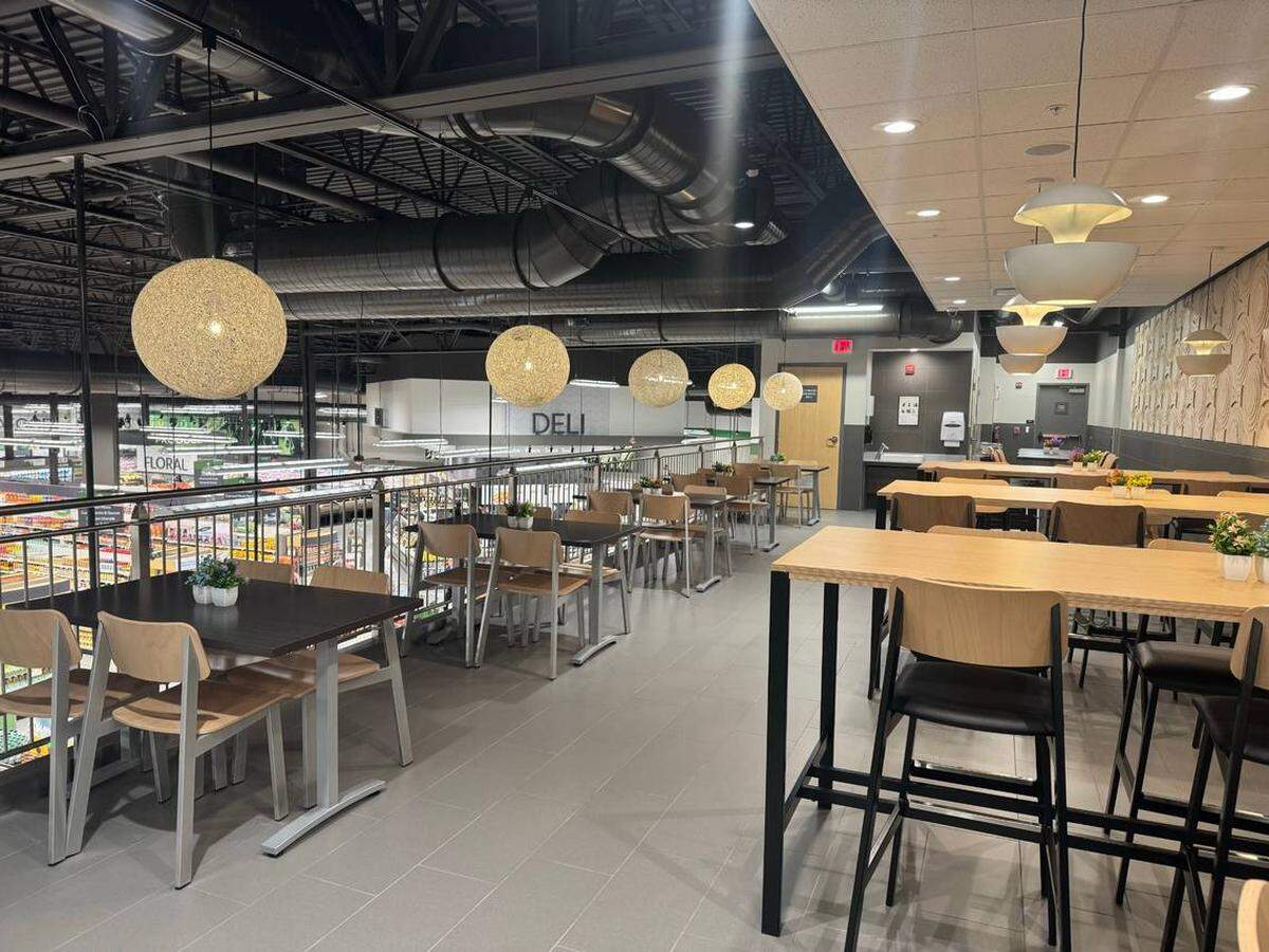 Zona de descanso en el interior del renovado Publix de Margate, ubicado en Palm Lakes Plaza, en abril de 2025.