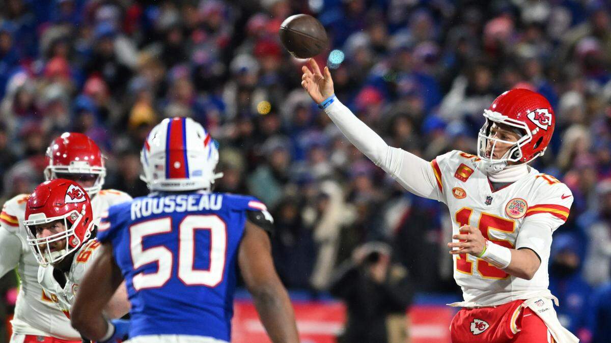 Patrick Mahomes (der.) y los Chiefs de Kansas City avanzaron a su sexto juego de campeonato de la AFC consecutivo con una victoria 27-24 sobre los Bills de Buffalo el domingo por la noche.