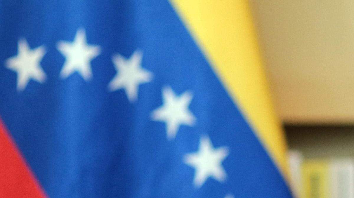 Imagen proporcionada por la Presidencia de Venezuela muestra al presidente venezolano, Nicolás Maduro, en una reunión con miembros de la Comisión de la Asamblea Constituyente en Caracas el 17 de julio de 2017.