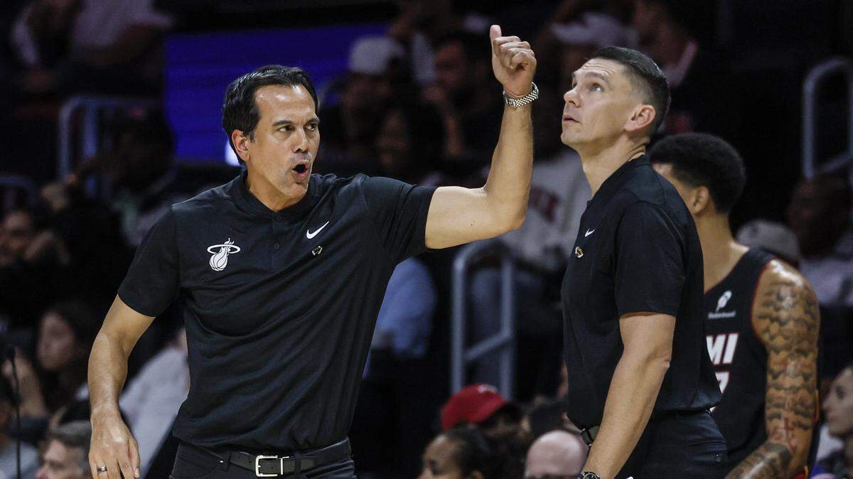 El entrenador del Heat Erik Spoelstra (izq.) reacciona a una jugada en el partido ante los Knicks de Nueva York, celebrado el 26 de octubre de 2025 en Miami. 