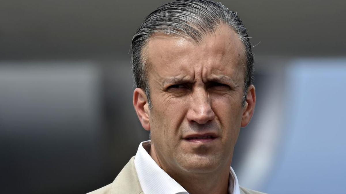 En esta foto de archivo tomada el 29 de marzo de 2019, el entonces ministro de industria venezolano y ex vicepresidente Tareck El Aissami se para frente a un avión de carga Boeing 747 de Yangtze River Express Airlines que aterrizó cargado de medicamentos y suministros médicos desechables en Simón Bolívar Aeropuerto Internacional de Maiquetía, estado Vargas, norte de Venezuela.