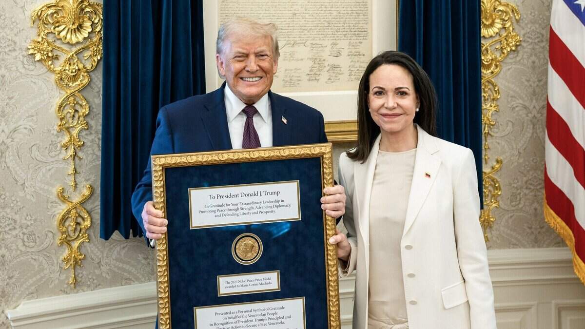 El presidente de Estados Unidos Donald Trump se reúne con la líder opositora venezolana María Corina Machado en el Despacho Oval, el 15 de enero de 2026, en Washington, D.C.