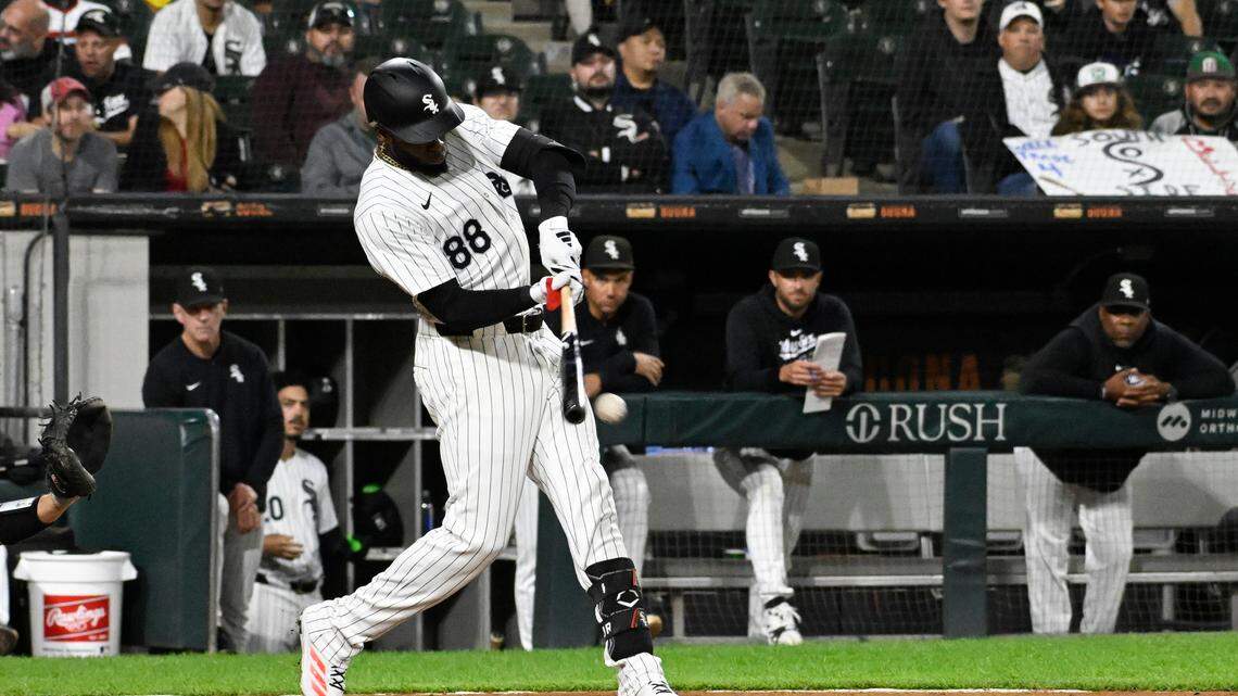 El jardinero cubano Luis Robert Jr. abrirá la temporada con los Medias Blancas de Chicago.