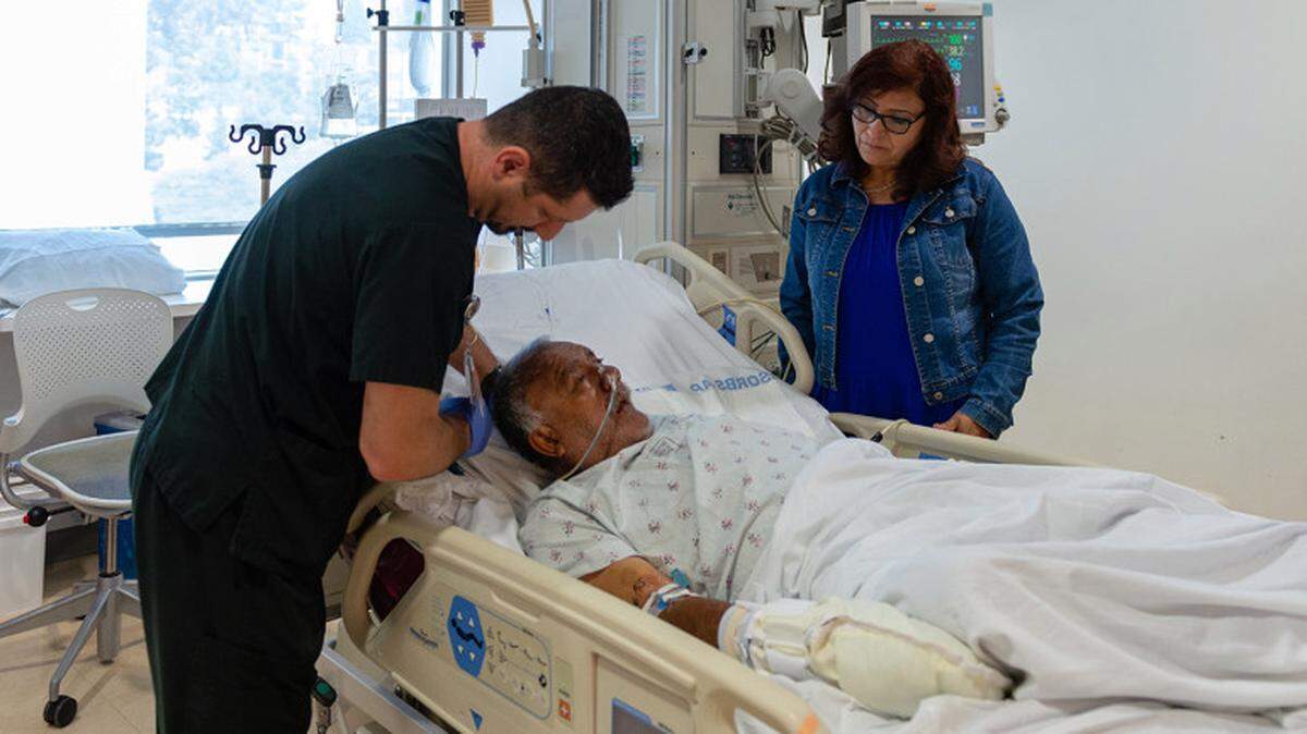 Maria Torres visita a su hermano Felipe Luna. Luna fue trasladado a Los Angeles County+USC Medical Center luego de ser arrollado por un auto y sufrir heridas en la cabeza. “Lo único que tenía con él era una tarjeta de un banco y un recibo”, dijo Torres. “No tenía una identificación, pero fue bueno que al menos tenía eso en el bolsillo “.