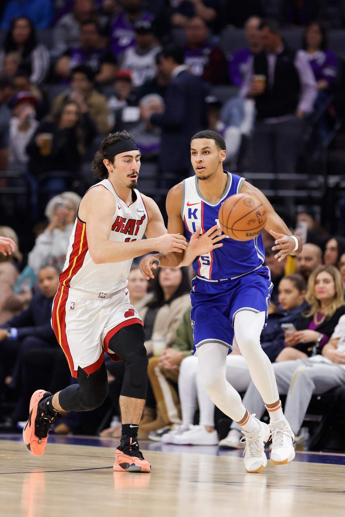 El jugador de los Kings Keegan Murray conduce la pelota ante la marca de Jaime Jáquez Jr., del Heat de Miami, en el partido celebrado el 26 de febrero de 2024 en Sacramento.