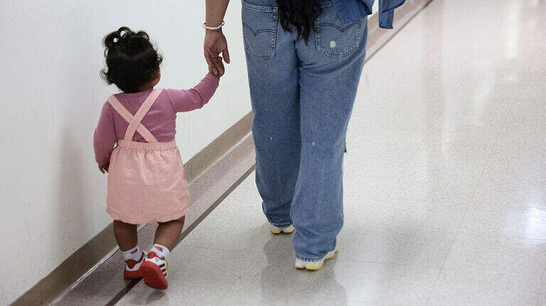 Sin abogado ante un juez, niños migrantes quedan expuestos a la deportación en EEUU