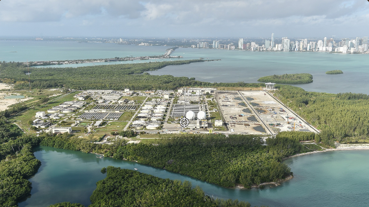 Miami está considerando un plan para trasladar a las personas sin hogar a un terreno al norte de la planta de tratamiento de aguas residuales de Miami-Dade Water and Sewer en Virginia Key.