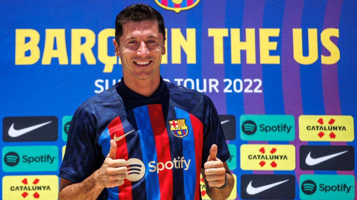Robert Lewandowski posa con la camiseta de Barcelona en su presentación como nuevo jugador azulgrana, en la conferencia de prensa celebrada el miércoles 20 de julio de 2022 en Fort Lauderdale.