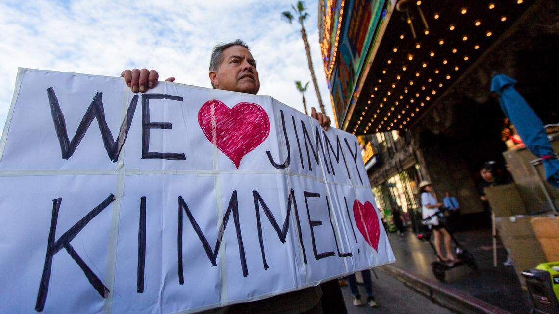 Un hombre sostiene un cartel durante una protesta contra la decisión de ABC de sacar del aire el programa Jimmy Kimmel Live! frente al Teatro El Capitan en Los Angeles, California, el 18 de septiembre de 2025.