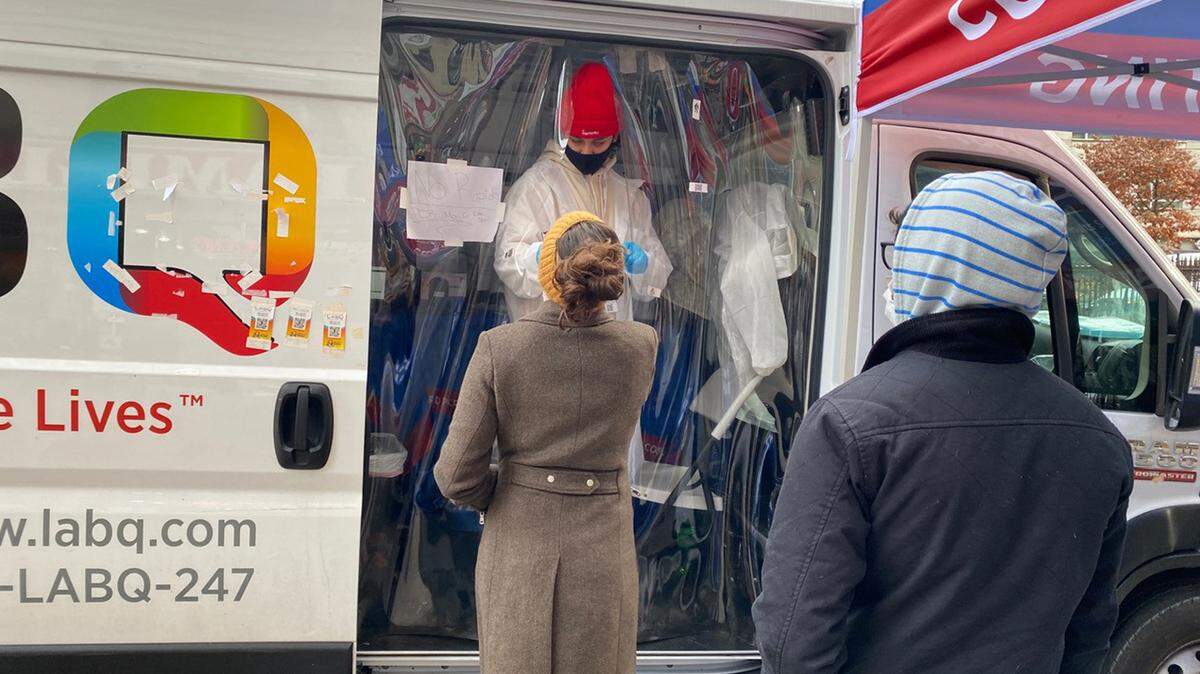 Consumidores hacen fila en el sitio de pruebas para covid móbil de LabQ cerca de la Universidad Columbia, en diciembre de 2021. La compañía ofrece pruebas en distintos sitios del área de Nueva York.