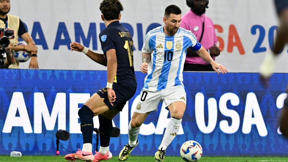 El delantero argentino Lionel Messi (10) controla el balón contra el mediocampista ecuatoriano Joao Ortiz (18) durante la primera mitad de un partido de fútbol de cuartos de final de la Copa América en el estadio NRG, el 4 de julio de 2024; Houston, Texas.