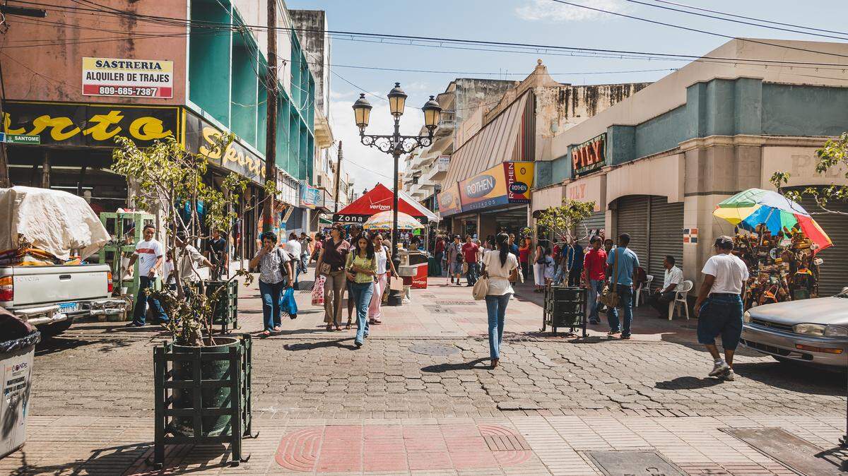 Tiendas y restaurantes en la calle El Conde en Santo Domingo. Las oportunidades de negocios e inversión en República Dominicana y las relaciones comerciales con Miami-Dade fueron el tema de un foro celebrado el 3 de septiembre en el Consulado Dominicano en Miami.