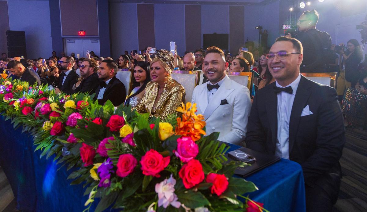 Miembros del jurado de Miss Universe Cuba toman nota para elegir a las seis candidatas finalistas.