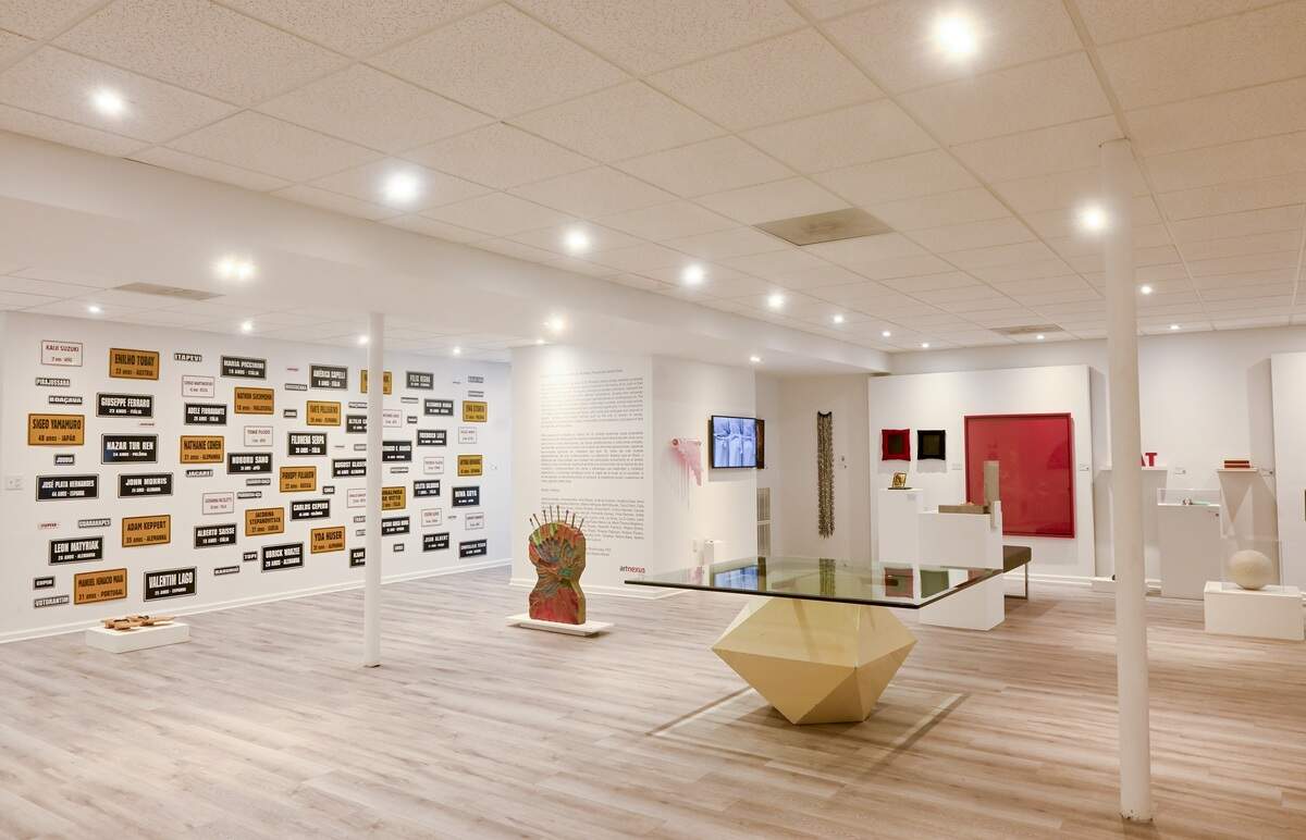 A modo de antesala, nos reciben las obras de Carmela Gross y Lia Chaia. Desplegada a lo alto y ancho de toda una pared, ‘Migrantes’, 2014, de Gross, es un compendio de datos de inmigrantes y nombres en tupí.
