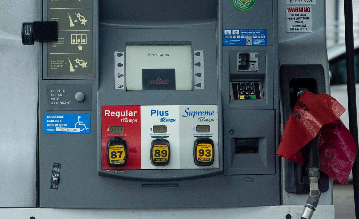 Un letrero de suministro suspendido estaba en todos los surtidores en una estación de servicio Chevron en NW 95th Street en Miami Shores el domingo 16 de abril de 2023.
