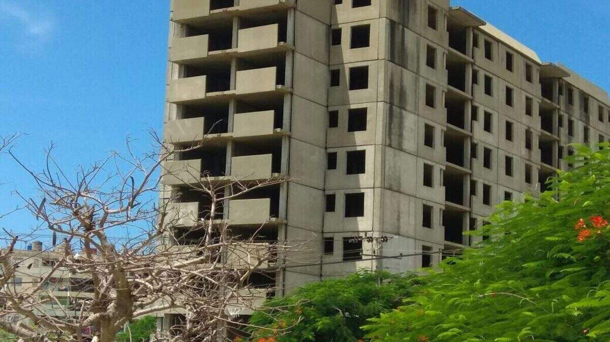 Cientos de apartamentos quedaron sin concluir y hoy solo son un montón de ruinas.