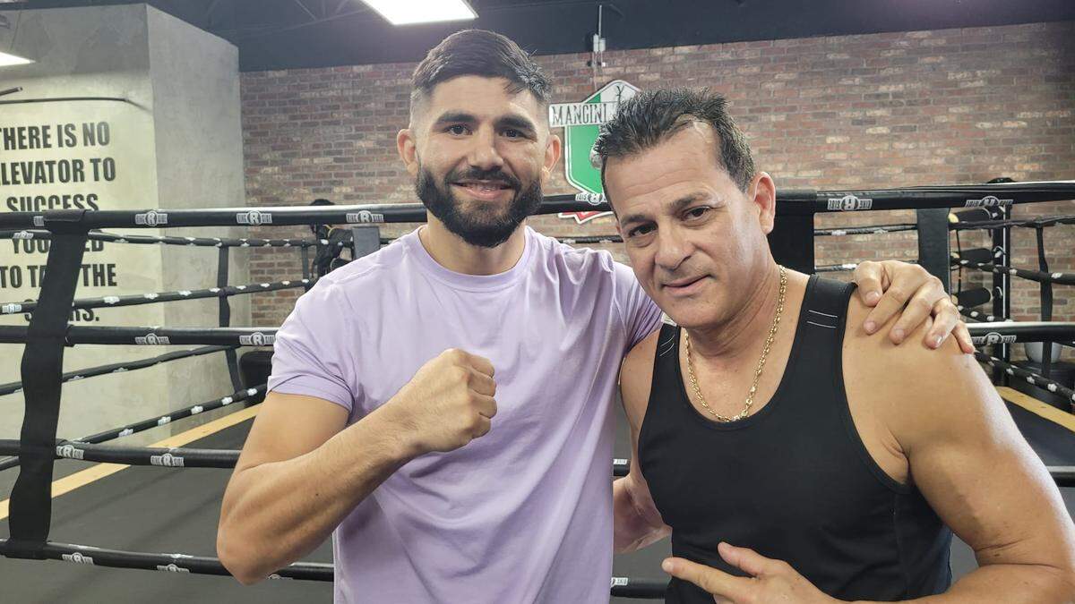 Elías Espadas con el profesor Franco González en el gimnasio de Miami.