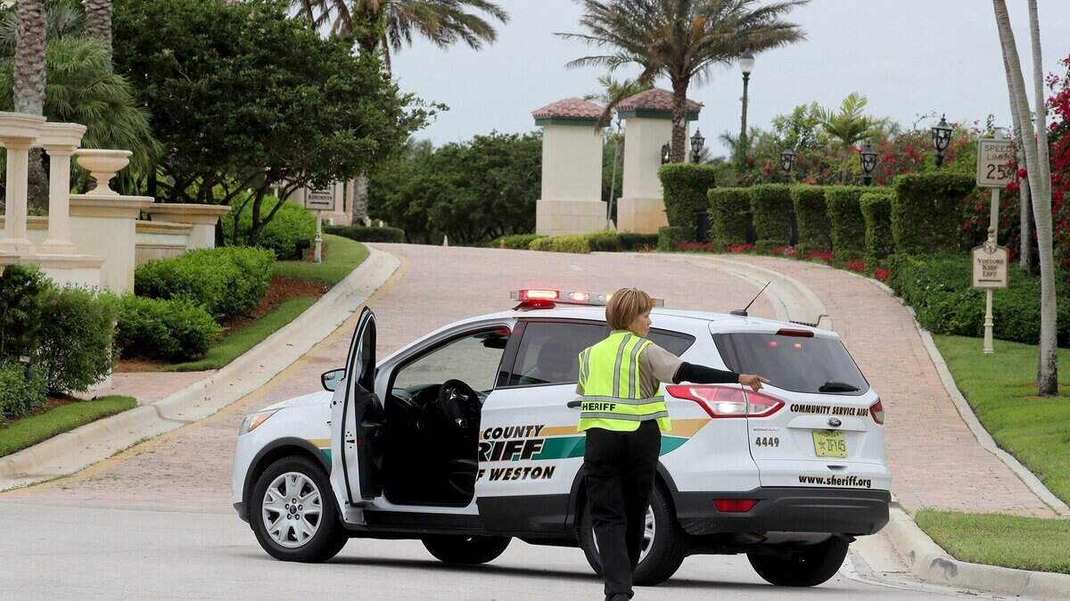 La Policía resguarda la escena de un asesinato-suicidio en la comunidad Windmill Reserve, en Weston, el 14 de mayo del 2018.