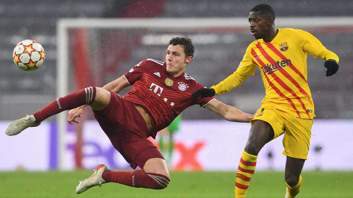 El defensa del Bayern Munich Benjamin Pavard patea la pelota en una jugada con Ousmane Dembelé en el partido de la fase de grupos de la Liga de Campeones celebrado el 8 de diciembre de 2021 en Munich, Alemania.