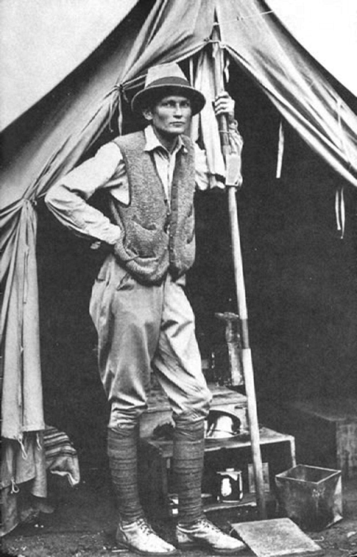 Hiram Bingham III frente a su tienda de campaña cerca de Machu Picchu en 1912.
