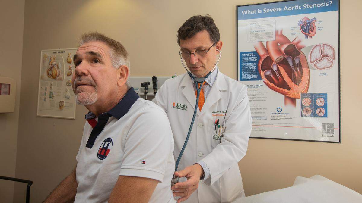 El Dr. Mauricio Cohen, cardiólogo y director del laboratorio de cateterización de UHealth Tower de University of Miami Hospitals and Clinics, examina al paciente Eusebio Gamito, quien ha sufrido tres ataques al corazón.
